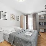 Ancora With Private Pool - Happy Apartment *